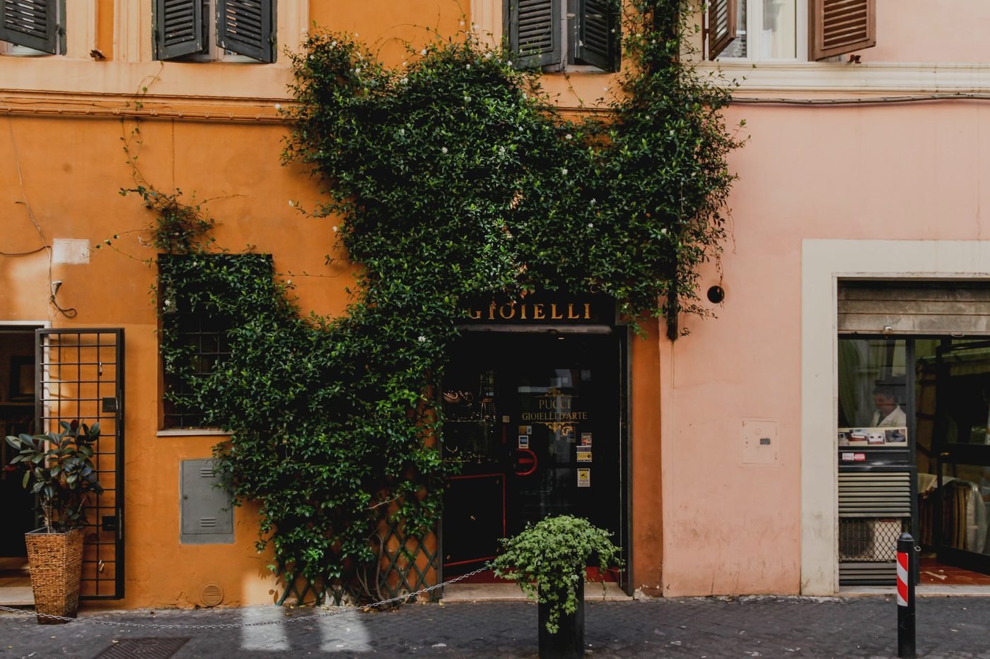 Façade colorée et bijouterie dans une ruelle de Rome